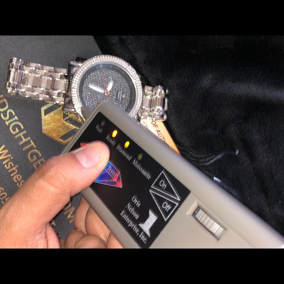 REAL DIAMOND watch! Comes w/ authenticity card WOW - Picture 4 of 9